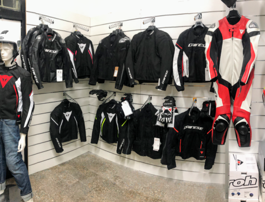 Esposizione di abbigliamento e accessori moto presso SEA Motori Ducati Service a Cosenza: giacche, tute in pelle, caschi e guanti per motociclisti.