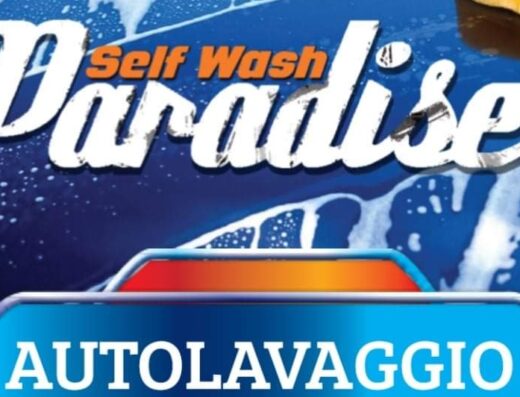 Insegna blu e bianca di Self Wash Paradise Autolavaggio, con schiuma e una spugna gialla, ideale per la pulizia della tua moto.