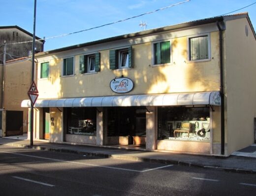 Selleria Antonello Snc: Facciata del negozio di accessori moto e abbigliamento per motociclisti a Rovigo, Veneto.