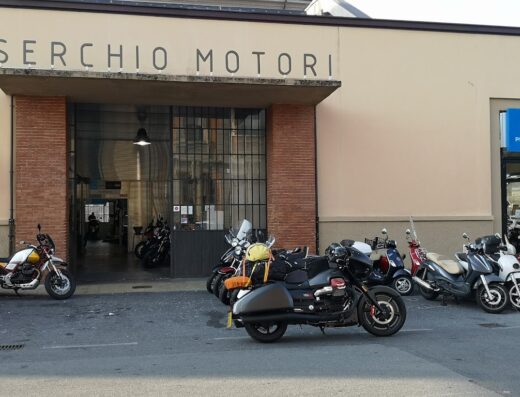 Serchio Motori concessionaria e officina moto: esposizione di motociclette e scooter, vendita accessori e ricambi, servizio assistenza e riparazione.