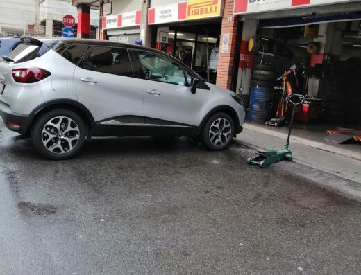 Auto parcheggiata di fronte a Sestrigomma SRL Driver Center Pirelli, officina specializzata in pneumatici e servizi per auto a Genova.