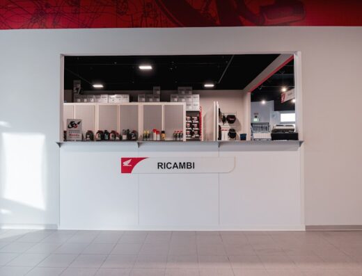 Banco ricambi Honda Venezia con logo Honda e scritta "RICAMBI", in bella mostra flaconi di olio motore e accessori moto.