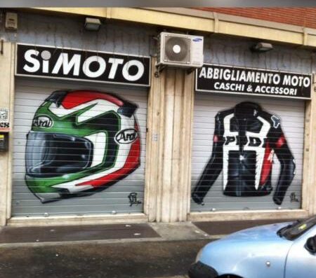 Si.Moto Roma: dettagli della saracinesca del negozio con casco Arai e giacca da moto, abbigliamento e accessori per motociclisti.