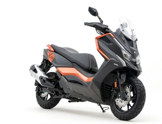 Noleggio scooter a Riccione: scooter Kymco DTX 350 nero e arancione, ideale per esplorare la costa e l'entroterra romagnolo.
