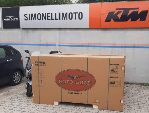 Moto Guzzi in scatola presso Simonelli Moto, concessionaria ufficiale Moto Guzzi e KTM. Accessori e ricambi originali per la tua moto.