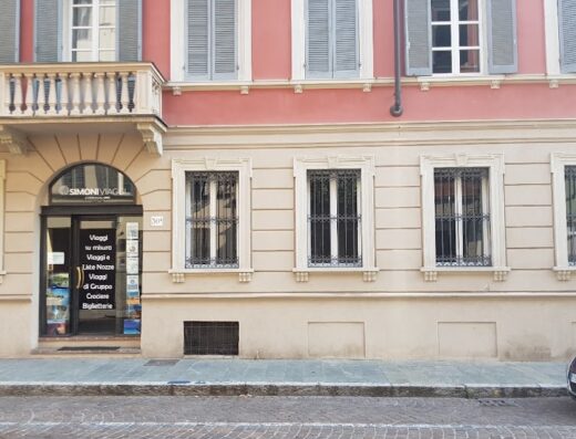 Simoni Viaggi: facciata dell'agenzia viaggi con insegna ben visibile, offerte per viaggi su misura, viaggi di nozze, viaggi di gruppo, crociere e biglietteria.