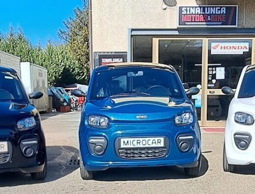 Sinalunga Motors: Tre Microcar nuove, modelli diversi, esposte davanti al negozio. Vendita e assistenza Microcar a Sinalunga.