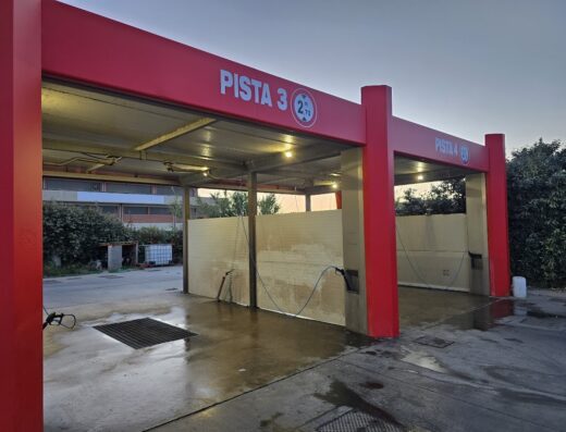 Autolavaggio Sinis Wash con due piste di lavaggio moto, Pista 3 e Pista 4, per la pulizia e la manutenzione della tua moto.