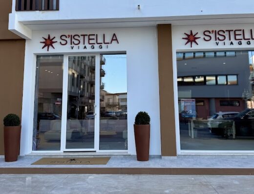 S'Istella Viaggi: facciata esterna dell'agenzia di viaggi con vetrine, insegna luminosa e ingresso ben visibile.