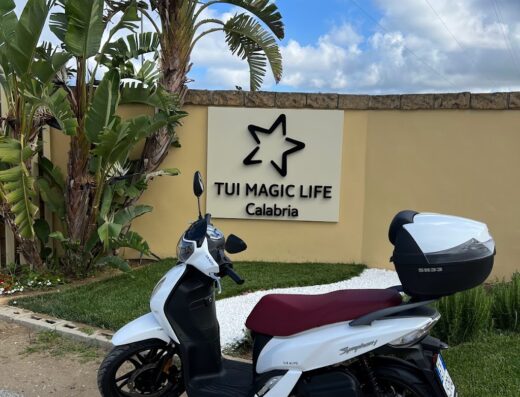 Noleggio scooter a TUI Magic Life Calabria: scooter bianco Symphony con bauletto per il trasporto bagagli, ideale per esplorare la Calabria in libertà.