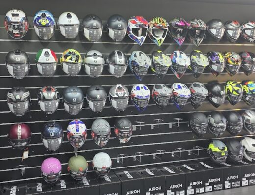 Ampia esposizione di caschi da moto di varie marche e modelli nel negozio Smile Motors: caschi integrali, jet, modulari, per scooter e moto da turismo. Accessori e abbigliamento per motociclisti.