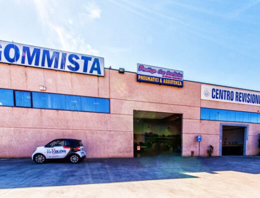 Soliana Service SRL: vista esterna del centro revisioni e pneumatici, con insegne "Gommista", "Pneumatici & Assistenza" e "Centro Revisioni".