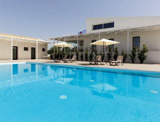 Hotel Southeast: vista della piscina azzurra con riflessi, ombrelloni e lettini prendisole, ideale per relax e vacanze nel Sud Est.