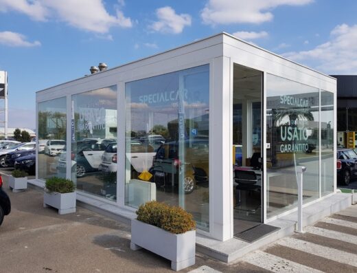 Concessionaria Special Car Usato Auto e Moto: vetrina con auto usate garantite in vendita, esposizione di veicoli e ufficio visibile.