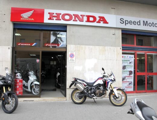 Speed Motor Cuccovia Campobasso: concessionario Honda con moto Africa Twin in esposizione e scooter visibili in vetrina