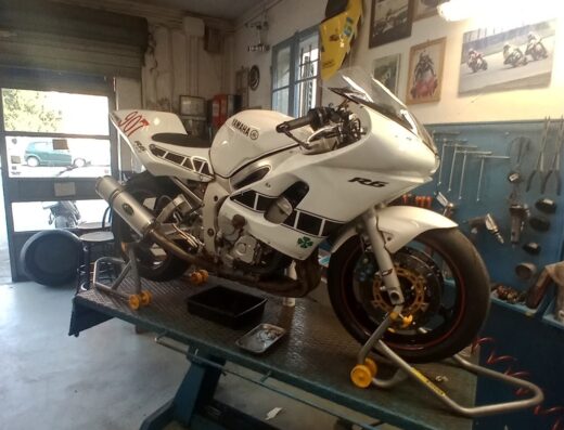 Moto Yamaha R6 bianca su piattaforma di sollevamento presso Speedy Moto Di Montaguti Stefano, officina specializzata in riparazioni e accessori moto