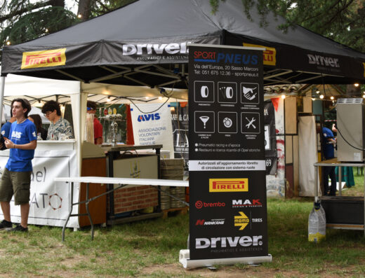 Stand di Sportpneus SNC Driver Center Pirelli a Sasso Marconi con esposizione di pneumatici, servizi per moto e auto, e marchi come Pirelli, Brembo, MAK e Nankang.