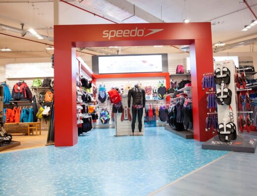 Interno del negozio Sportway Megastore con area Speedo dedicata all'abbigliamento e accessori per il nuoto, con manichini e espositori.