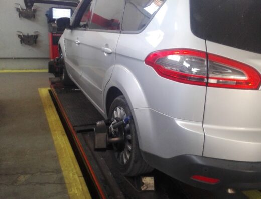 Auto argento in fase di convergenza presso l'officina Stanigom: controllo e regolazione dell'assetto ruote per garantire sicurezza e prestazioni ottimali.