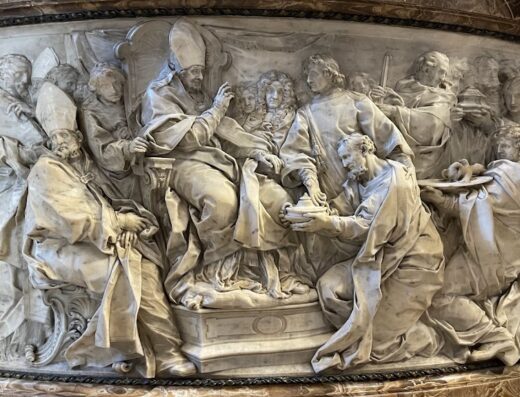 Bassorilievo in marmo raffigurante una scena religiosa con figure in abiti ecclesiastici che offrono un calice a personaggi seduti, arte sacra a Roma.