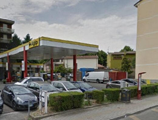 La stazione di servizio Agip Poggi & Poggi offre rifornimento carburante per motociclette e auto, con parcheggio e servizi di assistenza stradale.