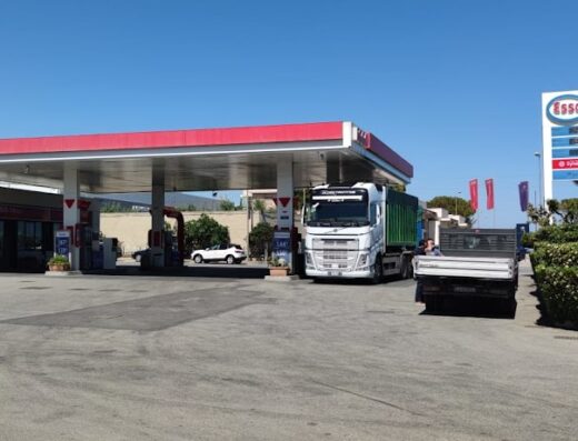 Stazione di Servizio ESSO Itasoil Srl con camion e furgone. Servizi di rifornimento carburante per viaggi e trasporto.