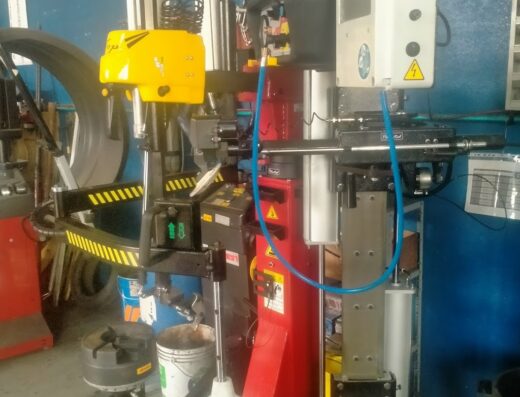 Immagine di un macchinario professionale per la sostituzione e riparazione di pneumatici per moto presso Stop & Go Snc, un'officina specializzata in servizi per motociclisti.