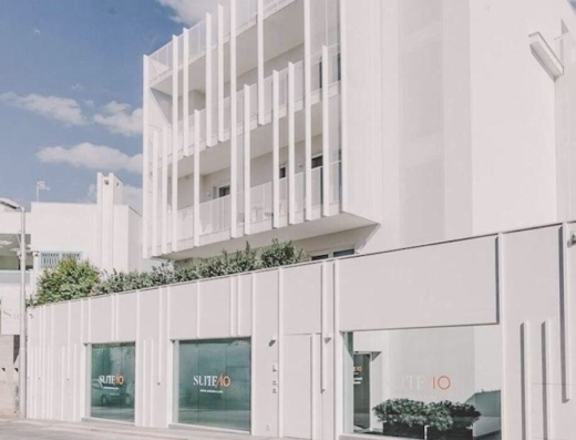 Esterno del Suite 10, boutique hotel a Polignano a Mare, Puglia, con facciata bianca moderna e design minimalista, ideale per un soggiorno di lusso in Italia.