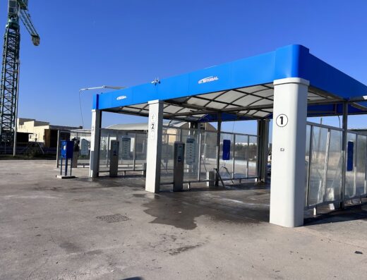 Autolavaggio self-service per moto e scooter con postazioni numerate, ideale per la pulizia e la cura della motocicletta dopo un viaggio.