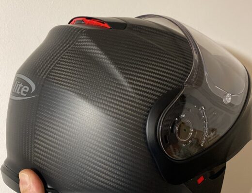 Casco da moto modulare in fibra di carbonio, accessorio protettivo per motociclisti, ideale per viaggi e sicurezza su strada, disponibile su TA STORE abbigliamento moto.