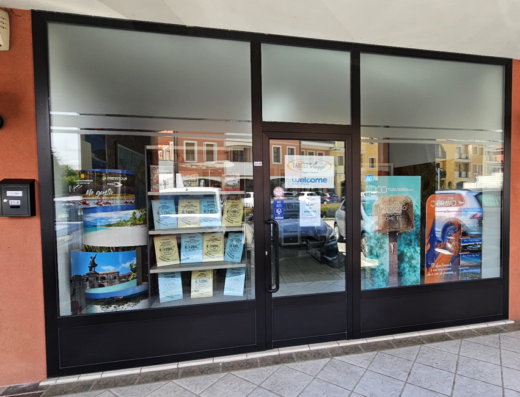 Vetrina di Target Point Viaggi, agenzia che offre servizi turistici e pacchetti vacanza. Esposizione di offerte viaggio e destinazioni esotiche.