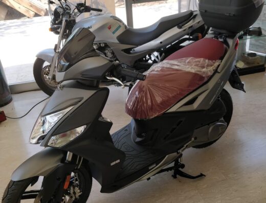 Esposizione di scooter e moto Kymco presso Tataranni Moto Snc, concessionario specializzato in vendita, accessori e assistenza moto a Matera