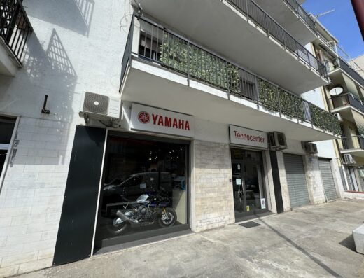 Foto del Tecnocenter di Monaco Daniele, rivenditore autorizzato Yamaha. In vetrina si vede una moto Yamaha. Servizi di vendita, assistenza e accessori moto.