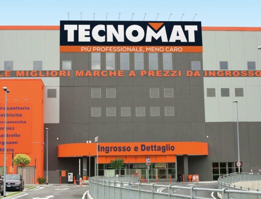 Foto del negozio Tecnomat con insegna ben visibile. Il negozio offre idrosanitaria, elettricità, ferramenta, vernici, piastrelle e legnami a prezzi da ingrosso.