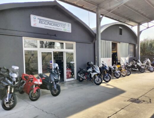 Tecnomoto officina multimarca: esposizione di moto nuove e usate di diverse marche, modelli custom, da viaggio e scooter in vendita