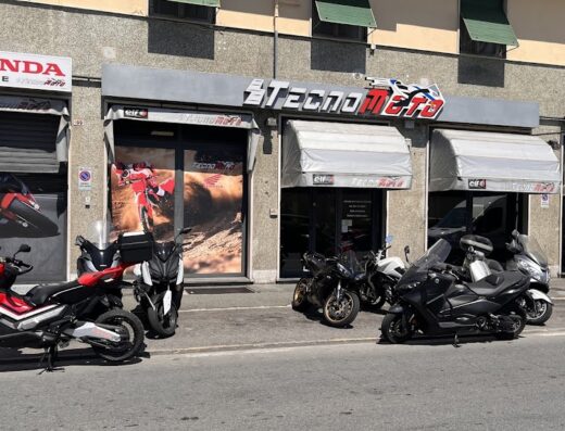 Tecnomoto Genova: negozio di moto con esposizione di modelli Honda e servizio assistenza. Vendita accessori e ricambi per motocicli.
