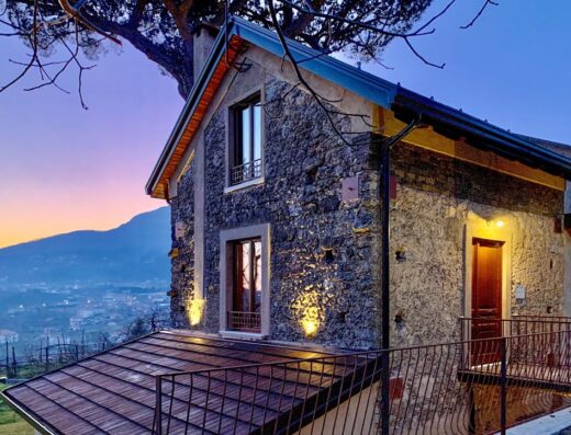 Tenuta Novecento azienda Bio Agrituristica in Costiera Amalfitana: Casale in pietra con vista panoramica al tramonto, tipica architettura rurale della Costiera Amalfitana.