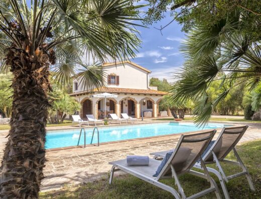 Tenute San Giuliano: Vista sulla piscina privata di una residenza di lusso, con lettini prendisole e palme, ideale per vacanze e relax in Sicilia.