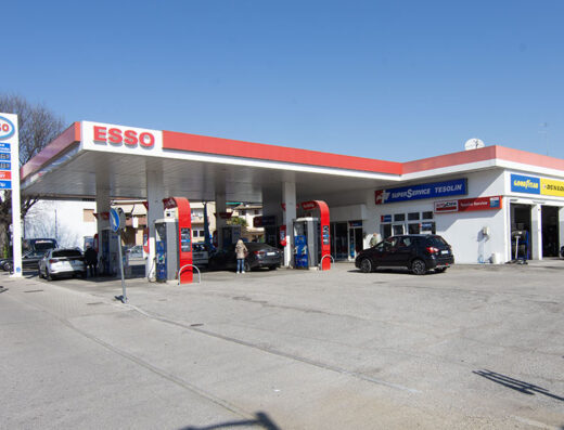 Stazione di servizio Esso con SuperService Tesolin in Viale Grigoletti, offre carburante, accessori auto, riparazione pneumatici Goodyear e Dunlop, e servizi di assistenza.
