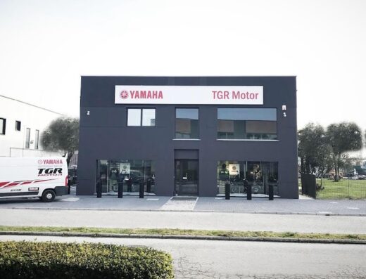 Foto dell'esterno di TGR Motor, concessionaria Yamaha con furgone di servizio parcheggiato di fronte. Vendita e assistenza moto.