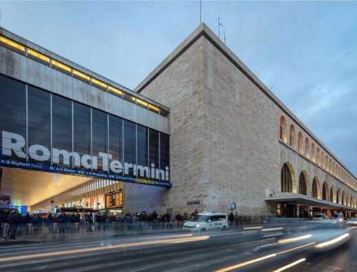 Roma Termini, la stazione ferroviaria principale di Roma, con segnaletica e traffico stradale. Luogo di transito per viaggiatori e turisti.