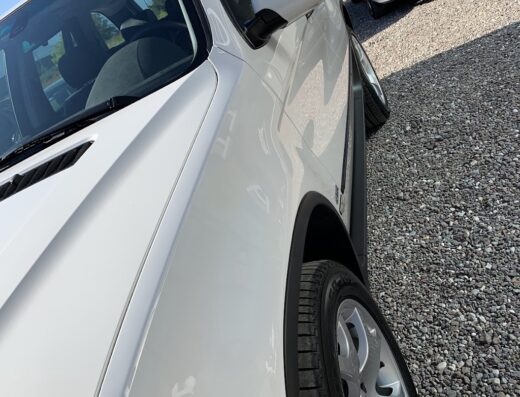 Auto bianca BMW X5 e Volkswagen parcheggiate su ghiaia, offerte da Tom's Auto Come Nuovo S.R.L.