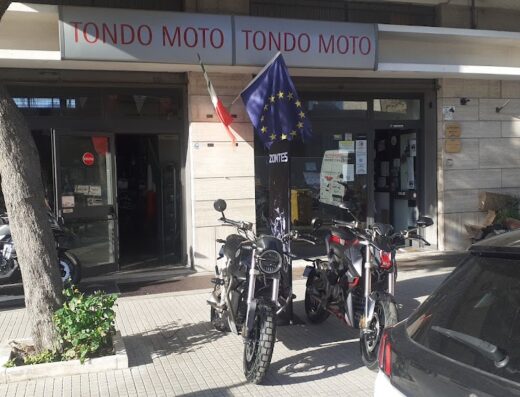 Tondomoto Lecce concessionario moto e scooter Voge, Zontes, Fantic Motor Caballero con bandiere italiana ed europea esposte.