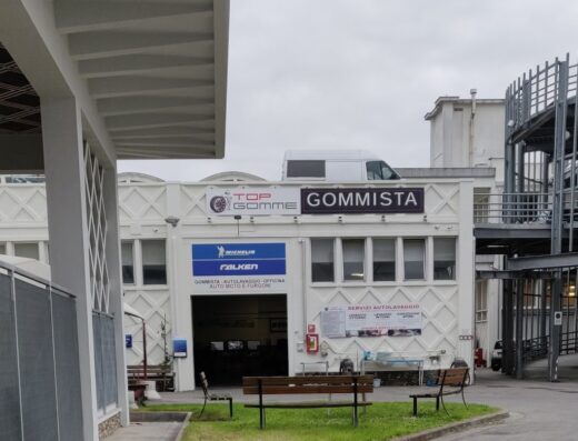 Top Gomme gommista specializzato in pneumatici per moto e auto, con servizi di autolavaggio e officina. Vendita e riparazione gomme Michelin e Falken.