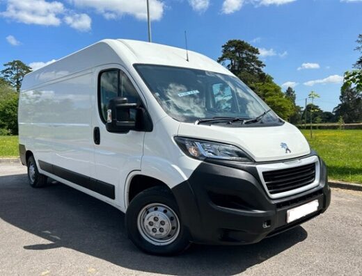 Noleggio furgoni in Italia: furgone bianco Peugeot parcheggiato, ideale per traslochi e trasporto merci. Servizio Top Rent Italia.