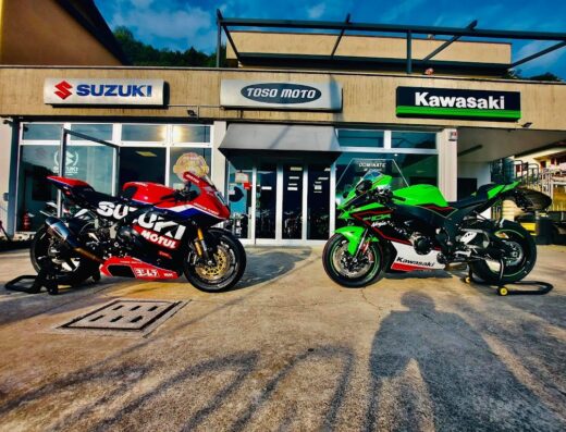 Esposizione di moto sportive Suzuki e Kawasaki presso Toso Moto, concessionario e officina specializzata in vendita e assistenza moto