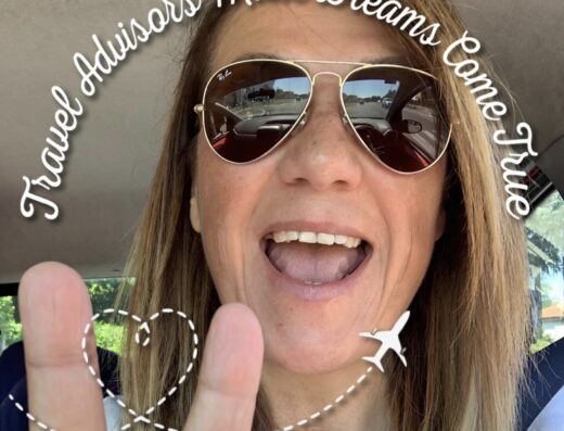 Consulenti di viaggio Travel Zone: una donna sorridente con occhiali da sole che fa il segno della vittoria, simbolo di viaggi e vacanze.