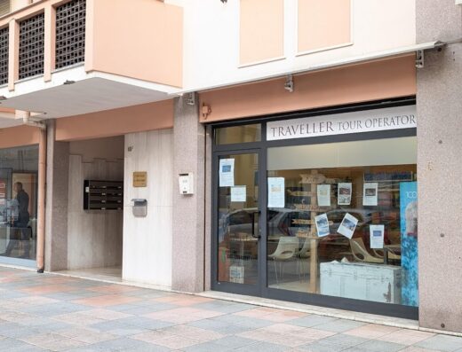 Immagine dell'ufficio di Traveller Tour Operator, agenzia di viaggi specializzata in viaggi avventura e tour in moto. Mostra la vetrina con informazioni sui servizi offerti.