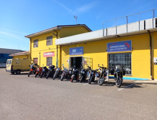 Esposizione di moto usate presso Tredicimilagiri - Centro Moto, con diverse marche e modelli in vendita. Servizi di compravendita moto.