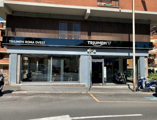Triumph Roma Ovest by L.A. Moto srl: vista esterna della concessionaria Triumph con motociclette esposte in vetrina a Roma